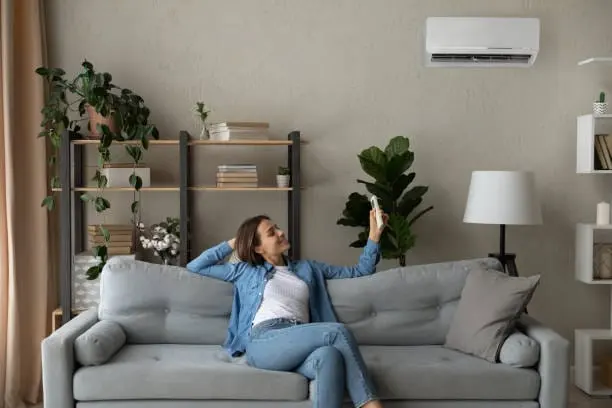 chica utilizando el aire acondicionado