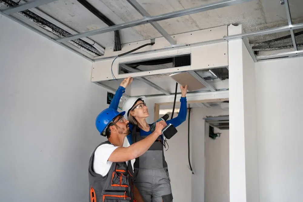 hombre y mujer instalando aire acondicionado
