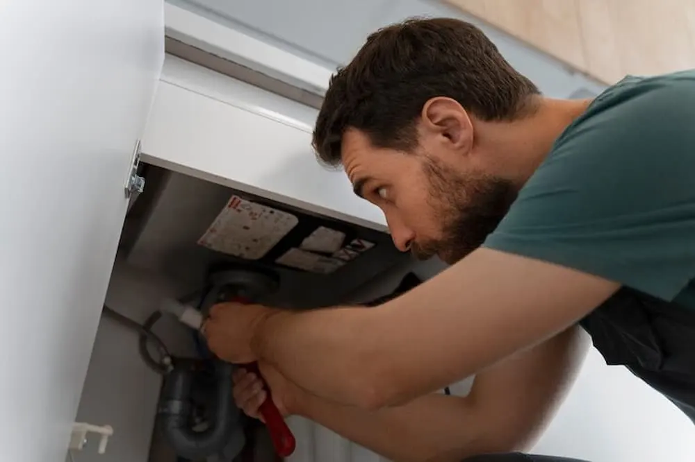 Hombre instalando caldera de gas
